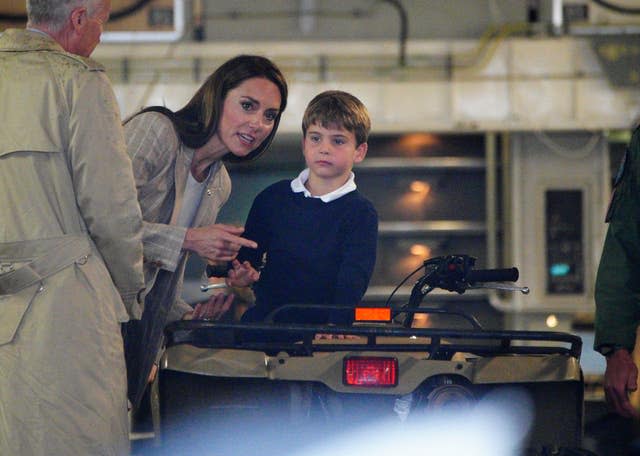 Kate and Louis inside a plane