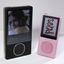 Der MP3-Player Zune sollte Apples iPod 2006 das Wasser abgraben. Erhältlich war das Gerät nur in den USA und in Kanada und wurde von Toshiba gebaut, aber von Microsoft vertrieben. Überzeugen konnte Zune trotz UKW-Empfänger und W-Lan-Funktion nicht. 2011 war dann auch Schluss.