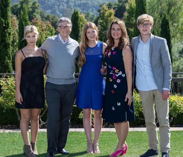 Bill y Melinda Gates y sus tres hijos