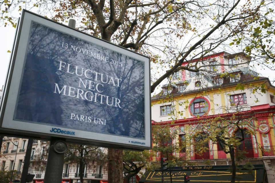 Un cartel frente a la sala Bataclan.