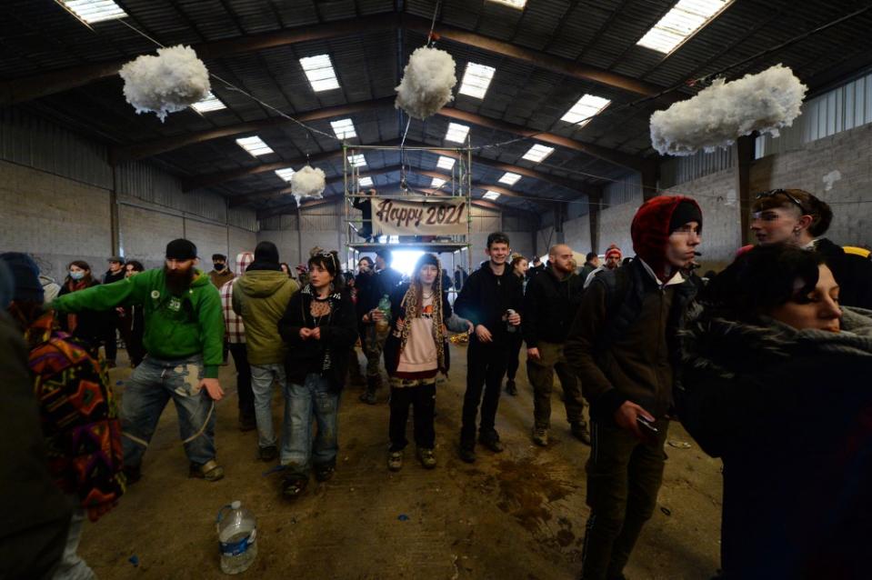 La rave party de Lieuron a réuni, au plus fort de la fête, plus de 2 000 personnes, dont certaines venaient de l'étranger.