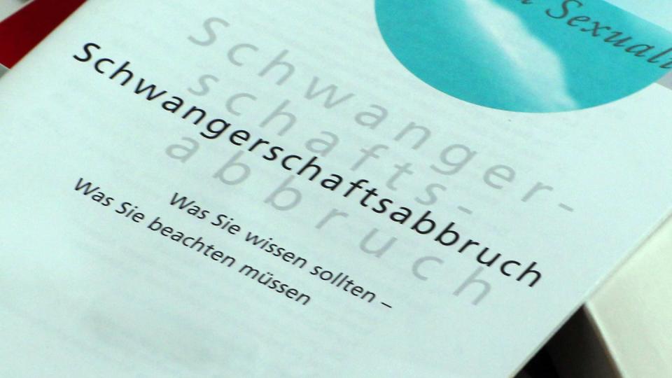 Nach dem Gesetzentwurf dürfen Ärzte und Klinken öffentlich - zum Beispiel auf der eigenen Internetseite - darüber informieren, dass sie Schwangerschaftsabbrüche vornehmen. Foto: Jens Büttner/Symbolbild