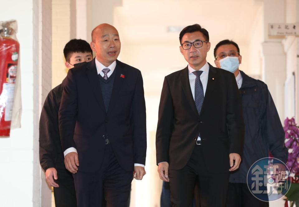 現任立法院長韓國瑜（左）及副院長江啟臣（右）也前往召委選舉現場。