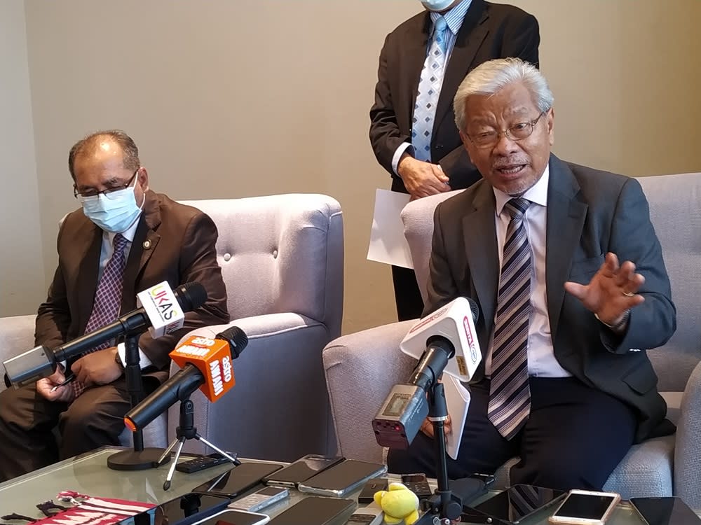 Tan Sri James Masing (right) urged locals to take the threat posed by the Covid-19 pandemic seriously. ― Picture by Sulok Tawie