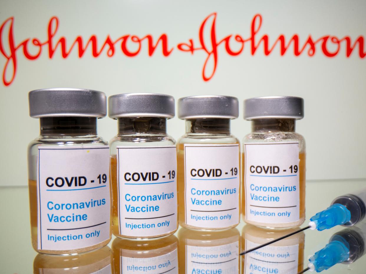 En esta ilustración, tomada el 31 de octubre de 2020, se ven viales con una etiqueta que dice 'Covid-19 / Vacuna contra el coronavirus / Inyección solamente' y una jeringa médica frente a un logotipo de Johnson & Johnson mostrado. (REUTERS)