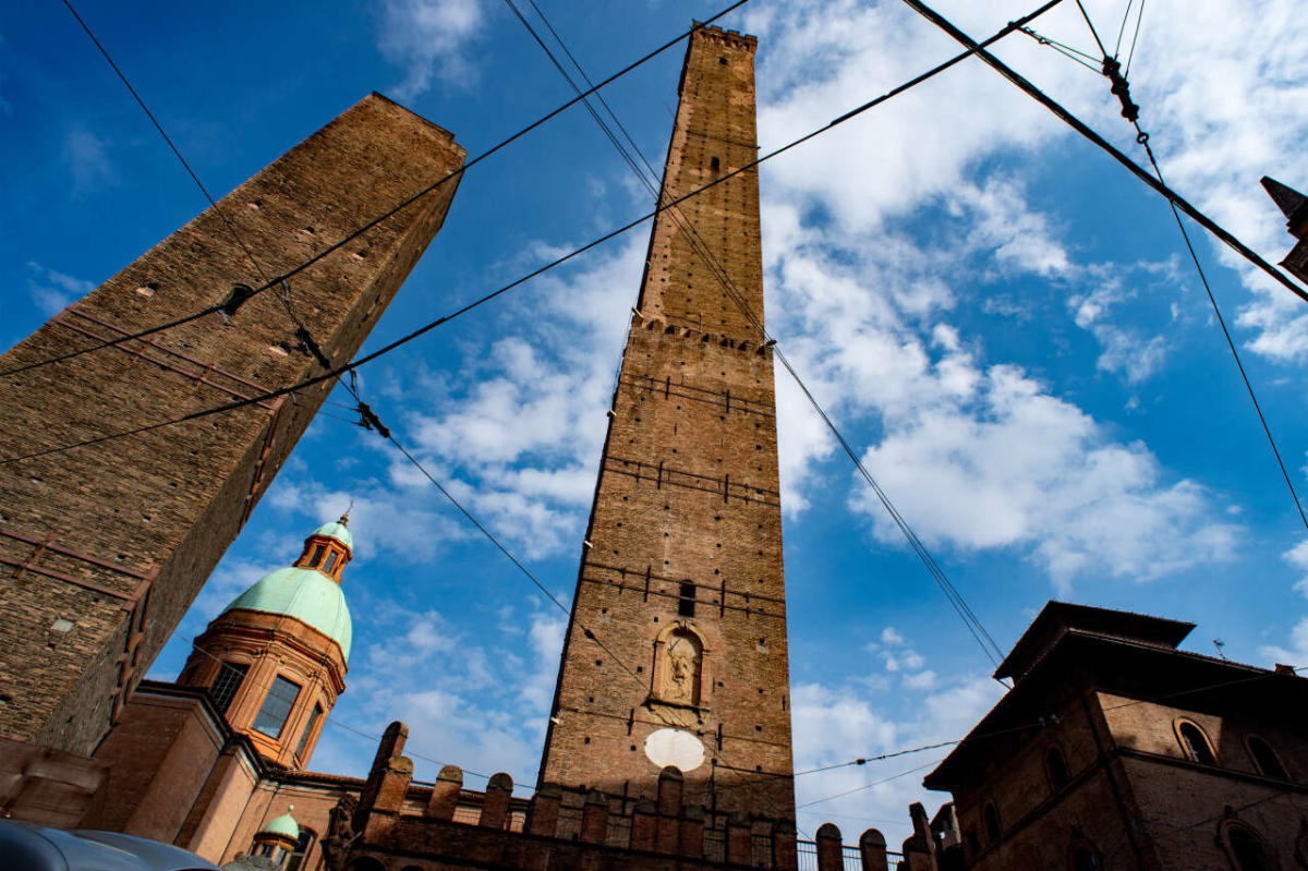 Ma cosa sta succedendo alla Torre Pendente di Bologna?