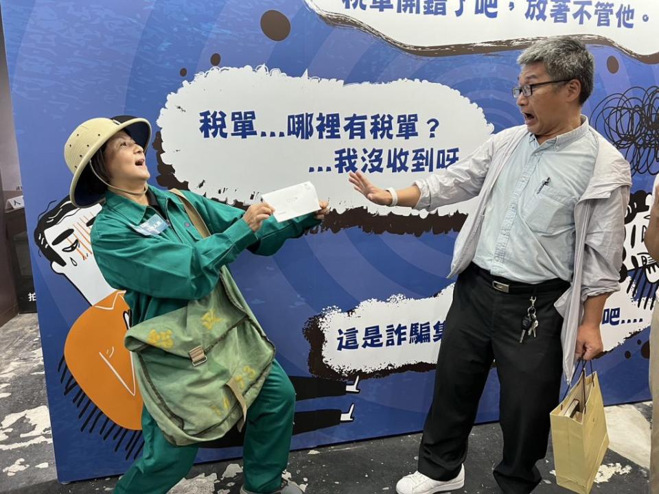 台北華山「人權謎團」特展昨日揭幕，並以行動劇郵差送來的一封信民眾開始體驗萬年稅單的無限輪迴模式。（主辦單位提供）