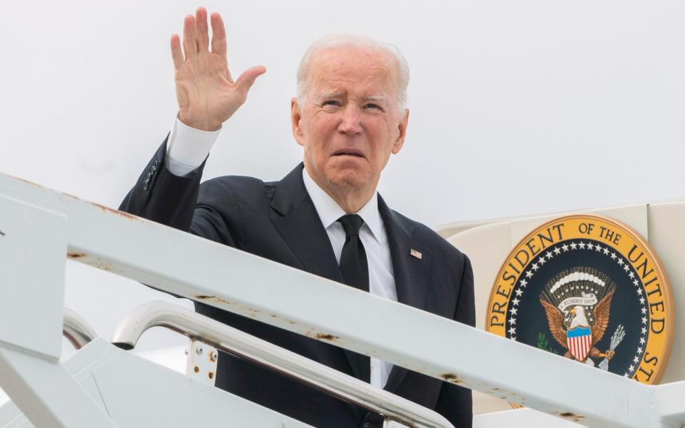 El presidente Joe Biden saluda antes de abordar el Air Force One en la Base de la Guardia Nacional Aérea de Delaware - AP