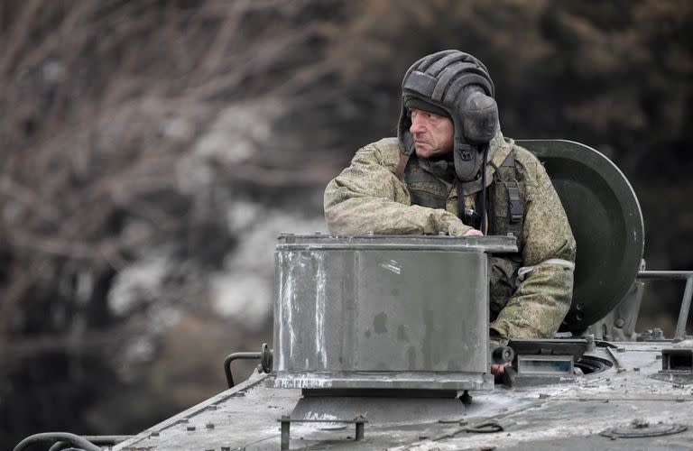 Un militar ruso monta un vehículo blindado de transporte de personal en Armyansk, en el norte de Crimea, Rusia