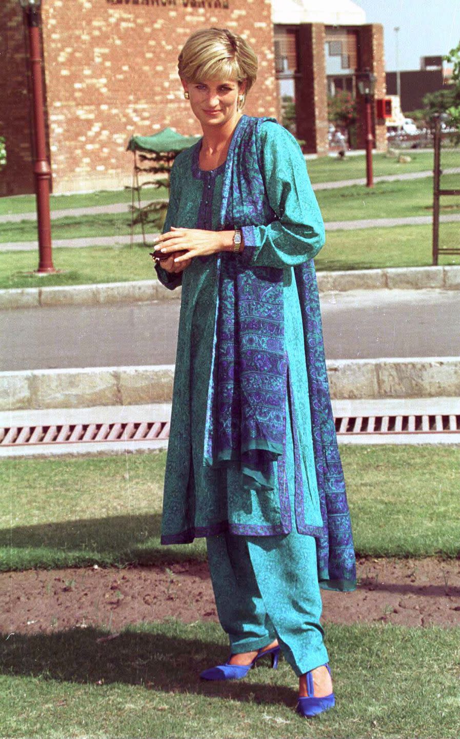 <p>While in Pakistan, Diana wore a traditional Shalwar Kameez in blue and green. </p>