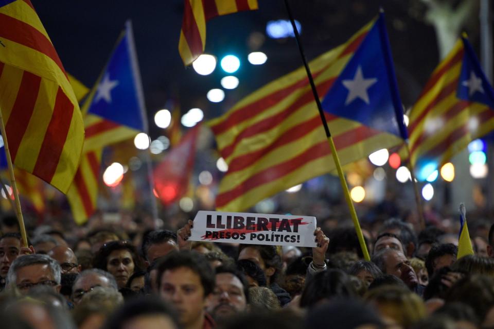 Zehntausende Demonstranten in Barcelona protestieren gegen den Separatistenprozess. (Bild: Lluis Gene/AFP/Getty Images)