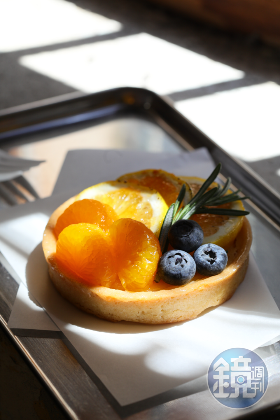 烘焙點心每日供應品項不同，當日提供酸甜檸檬塔「Lemon Tart」。（160泰銖／份，約 NT$140）