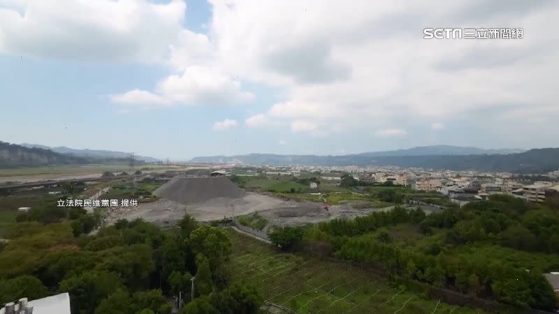 砂石山的地主是鍾東錦，苗栗縣議員曾玟學酸，鍾東錦走過的地方就是寸草不生。（圖／立法院民進黨團提供）