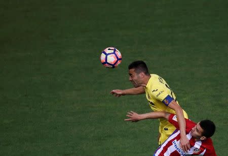 Football Soccer- Spanish La Liga Santander - Atletico Madrid v Villarreal- Vicente Calderon Stadium, Madrid, Spain - 25/04/17 - Atletico Madrid's Angel Correa and Villarreal's Bruno Soriano in action. REUTERS/Susana Vera