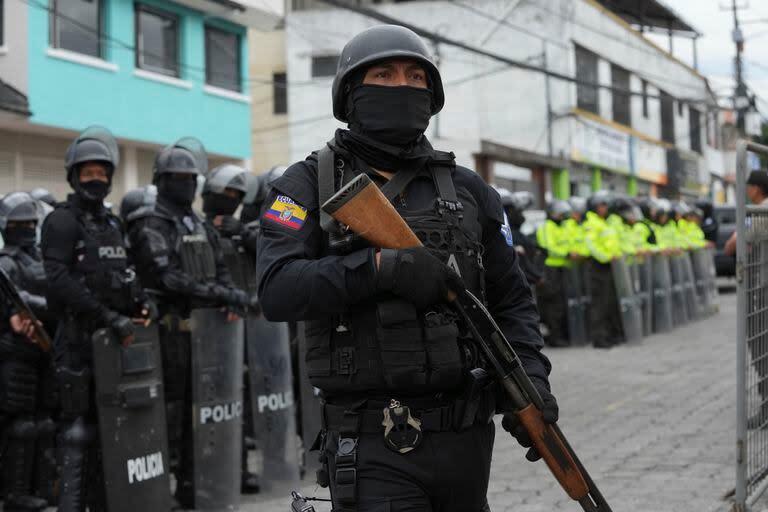 Policías y soldados se encuentran afuera de la prisión El Inca después de que comenzaron los disturbios en el interior en Quito, Ecuador, el lunes 8 de enero de 2024. El motín se produce un día después de que las autoridades ecuatorianas informaron que, en otra prisión diferente en la ciudad de Guayaquil, el líder de la pandilla Los Choneros Adolfo Macías, alias 