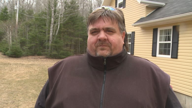 'It's quite frustrating': North shore residents asking why nearby subdivision getting better internet