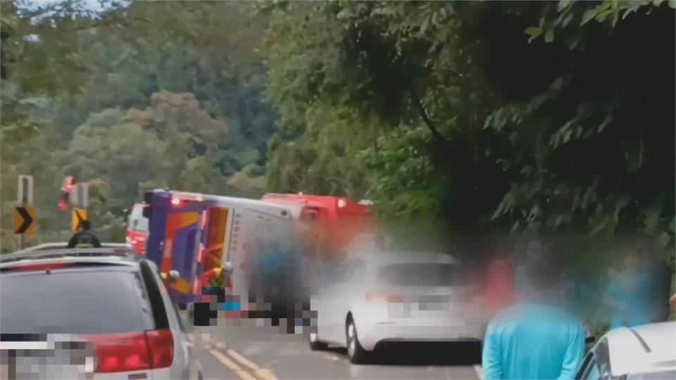 疑煞車失靈擦撞山壁　太平山遊覽車翻覆39人輕重傷！70歲婦人送醫不治