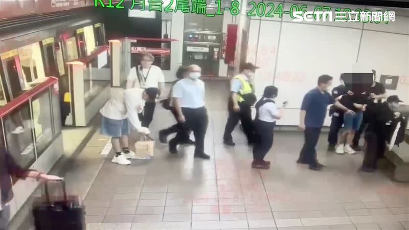 陳男搭捷運情緒激動遭多名乘客壓制在地。（圖／翻攝畫面）