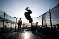 <p>Ein Kind macht einen Salto auf einem Trampolin. Auf der Aussichtsplattform des Tour Montparnasse, die sich 210 Meter über Paris befindet, stehen den Besuchern den ganzen Dezember lang vier Trampoline zur Verfügung. (Bild: REUTERS/Benoit Tessier) </p>