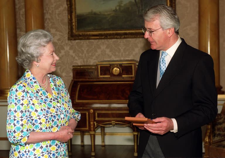 El exprimer ministro John Major recibe el Companion of Honour de la reina, en el Palacio de Buckingham, en Londres