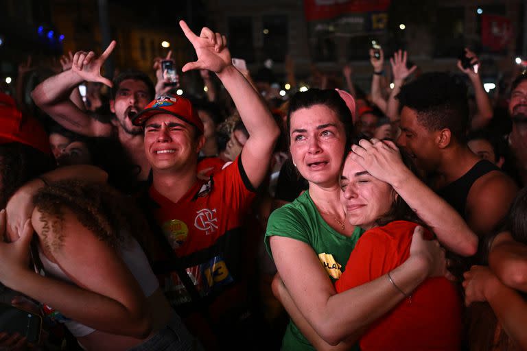 Simpatizantes del ex presidente brasileño (2003-2010) y candidato del izquierdista Partido de los Trabajadores (PT) Luiz Inacio Lula da Silva celebran después de que su candidato ganara la segunda vuelta de las elecciones presidenciales en el Largo Sao Francisco da Prainha en Río de Janeiro, Brasil, el 30 de octubre de 2022.