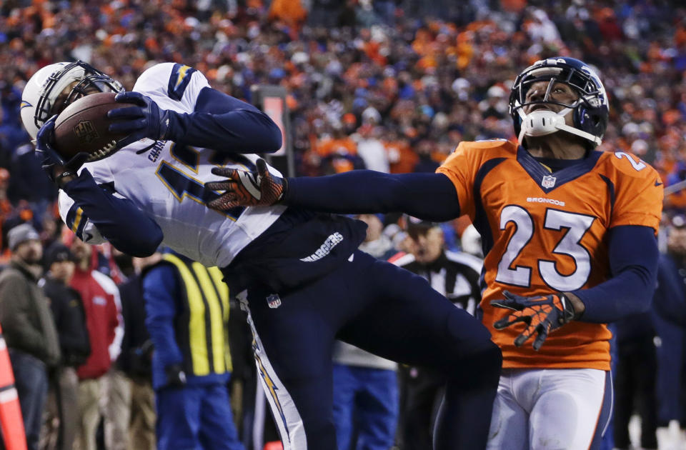 El wide receiver Keenan Allen de los Chargers de San Diego atrapa un pase de touchdown ante el cornerback Quentin Jammer de los Broncos de Denver en el partido de los playoffs de la NFL el domingo 12 de enero de 2014. (AP Foto/Charlie Riedel)