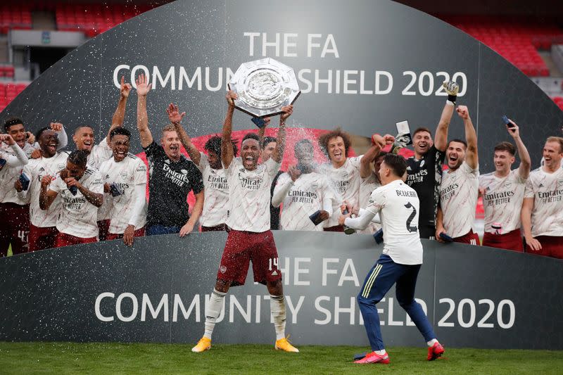 Foto del sábado del delantero de Arsenal Pierre-Emerick Aubameyang celebrando tras la victoria por penales ante Liverpool por la Community Shield