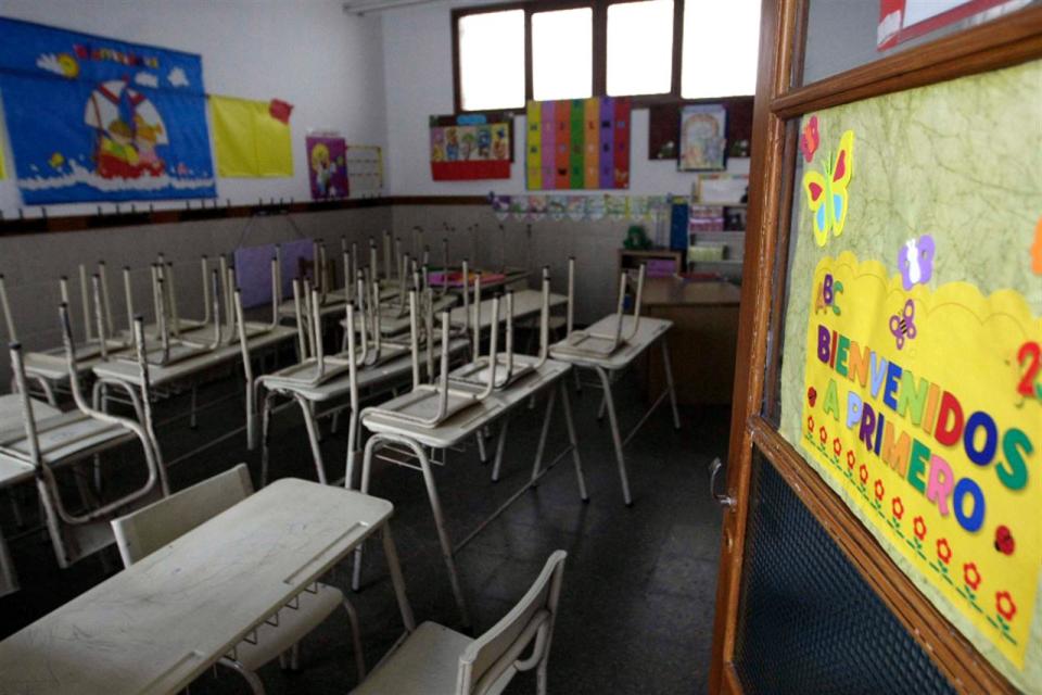 <p><b>PARO DOCENTE</b><br></p><p>El cese de actividades fue acatado por los principales gremios educativos nacionales y de la Provincia de Buenos Aires. <b>El reclamo es histórico para los maestros: mejores condiciones laborales </b>(muchas escuelas de la zona no tienen calefacción, están a medio construir, tienen problemas con los caños de agua y gas, entre otros problemas corrientes) y, sobre todo, aumentos salariales. <b>Un docente gana, en promedio, unos 500 dólares mensuales</b>.</p><p>Por esta razón, el pasado miércoles el Gobierno de Mauricio Macri sintió, por primera vez desde que asumió la presidencia, la fuerza del gremio docente: se trató de la <b>primera medida de fuerza para llamar su atención</b>. <br></p>