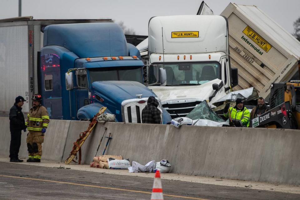 Socorristas limpian después de un choque masivo que mató a seis en la I-35W, el jueves 11 de febrero 2021, cerca del centro de Fort Worth.