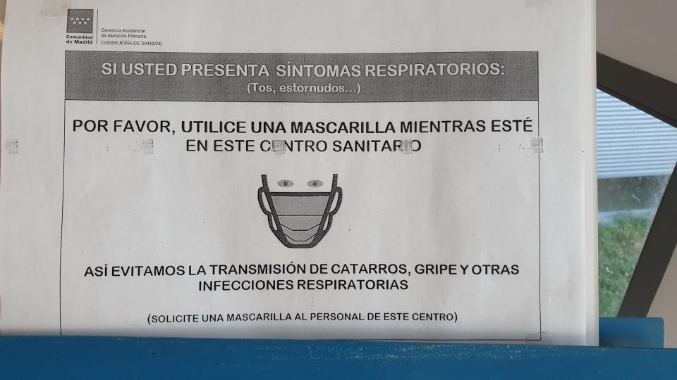 Carteles en centros de salud madrileños. 