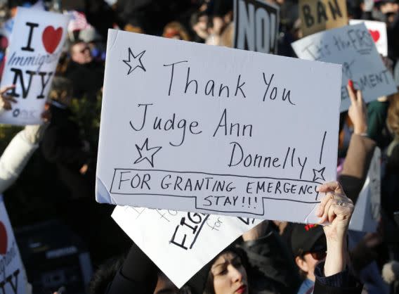 Manifestantes agradecen a la juez federal Ann Donnelly el haber ordenado que los refugiados e inmigrantes retenidos en aeropuertos por la orden ejecutiva de Trump pudieran quedarse en el país. (AP)