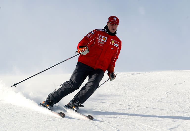 Una imagen tomada el 15 de enero de 2004: Michael Schumacher esquiando en Madonna di Campiglio, Italia; en 2013 sufrió un accidente realizando la misma actividad