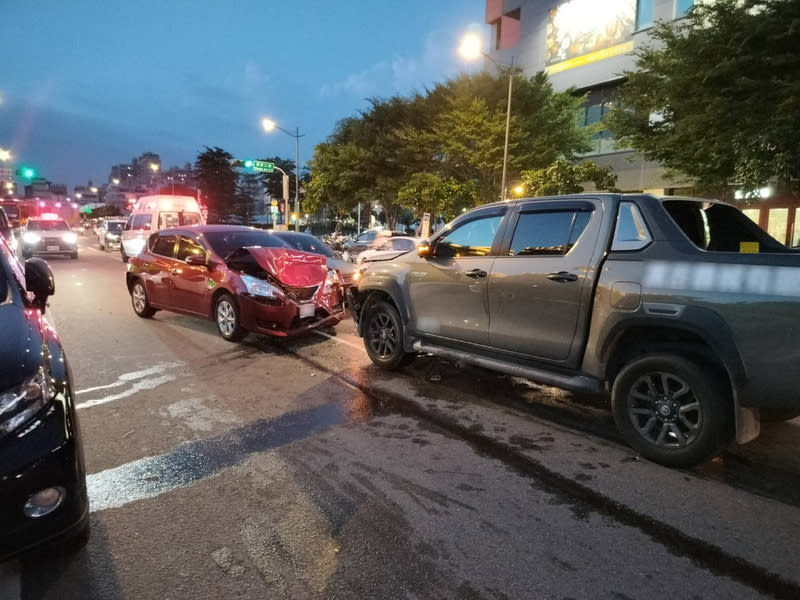 台中市一對楊姓夫妻與2名小孩20日駕車出遊，卻遭對向酒駕的伍姓男子跨越雙黃線迎面撞上。（民眾提供）中央社記者郝雪卿傳真 112年5月27日