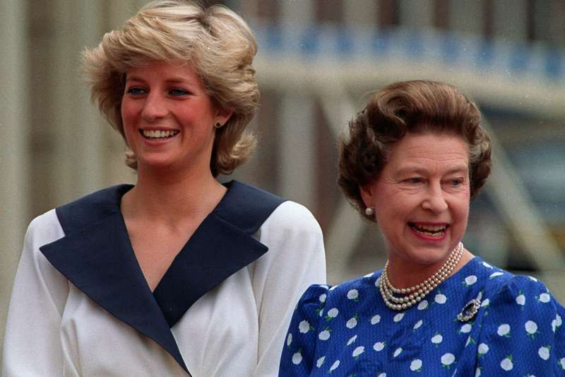英國黛安娜王妃與女王伊莉莎白二世，攝於1987年8月4日（AP）