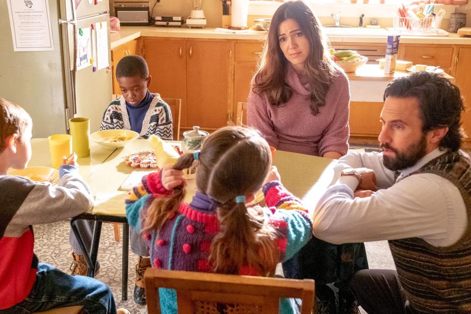 THIS IS US -- "The Challenger" Episode 601 -- Pictured: (l-r) Isabella Rose Landau as Kate, Kaz Womack as Kevin, Ca'Ron Jaden Coleman as Randall, Mandy Moore as Rebecca, Milo Ventimiglia as Jack -- (Photo by: Ron Batzdorff/NBC)