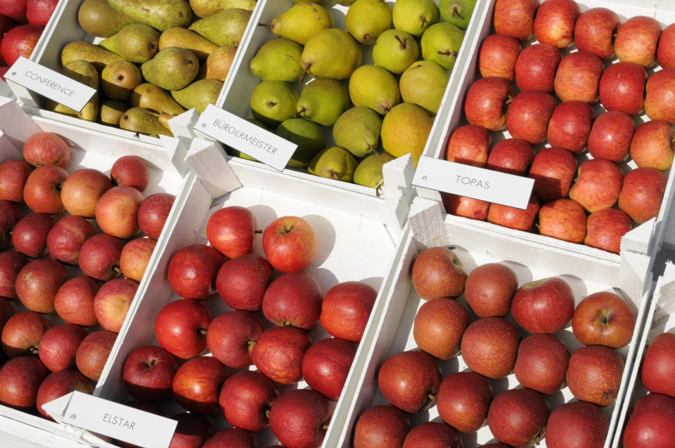 <p>Paprika, Möhren, Tomaten: Alles gibt es in Dreier- oder Sechserpacks, die in Plastik verpackt sind. Auf dem Wochenmarkt und kann man die meisten Nahrungsmittel aber auch einzeln erwerben, ganz ohne Plastikverpackung. Damit tut man nicht nur etwas für die Natur, sondern auch für die lokalen, kleineren Händler. </p>