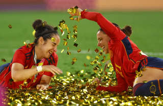 Oihane Hernandez et Claudia Zornoza célèbrent la victoire de l’équipe d’Espagne en finale de la Coupe du monde féminine de football, le 20 août 2023, à Sydney.. Photo CARL RECINE/REUTERS