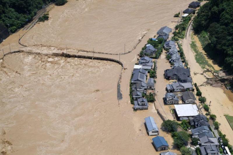 日本九州熊本縣老人養護中心遭到濁流肆虐，共計14人死亡。（翻攝自西日本新聞）