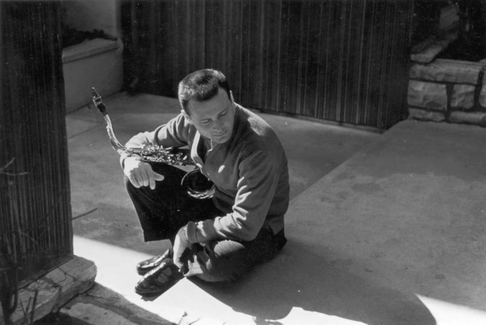 American saxophonist Stan Getz, photographed in the mid-1960s. <a href="https://www.gettyimages.com/detail/news-photo/american-jazz-musician-stan-getz-sits-outside-on-a-walkway-news-photo/3207831?adppopup=true" rel="nofollow noopener" target="_blank" data-ylk="slk:Hulton Archive/Getty Images;elm:context_link;itc:0;sec:content-canvas" class="link ">Hulton Archive/Getty Images</a>