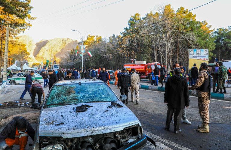 Personal de emergencia donde ocurrieron las explosiones en Irán durante un homenaje al poderoso general Qassem Soleimani, en Kerman. (Sare Tajalli / ISNA / AFP)