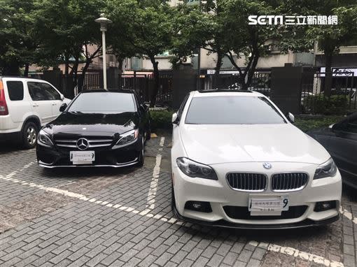 韋銘鴻的白色BMW 528I及林振輝的賓士C300均被查扣。（圖／記者李依璇攝影）