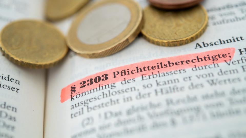 Auch wer ein Testament schreibt, kann seine Erben nicht ganz beliebig bestimmen: Nahe Hinterbliebene haben Anspruch auf den Pflichtteil.