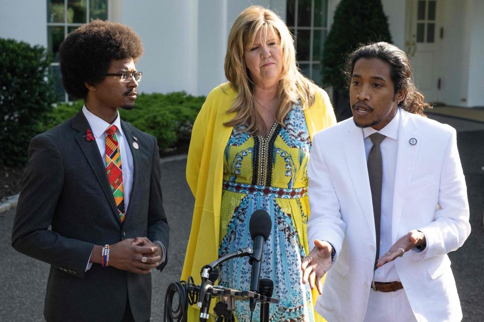 Tennessee Democrats expelled from the Tennessee state legislature over gun control protest Justin Jones (R) and Justin Pearson (L), as well as Tennessee Democrat Gloria Johnson (C) speak outside the White House after meeting with President Joe Biden and Vice President Kamala Harris.