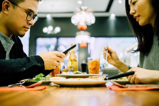 Here's how to deal if you have a spouse who's glued to their phone because of work. (Photo: d3sign via Getty Images)