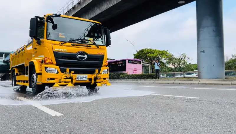 ▲深坑大火臭氣彌漫台北，北市環保局出動灑水車。（圖／記者陳建彰攝，2024.02.22）