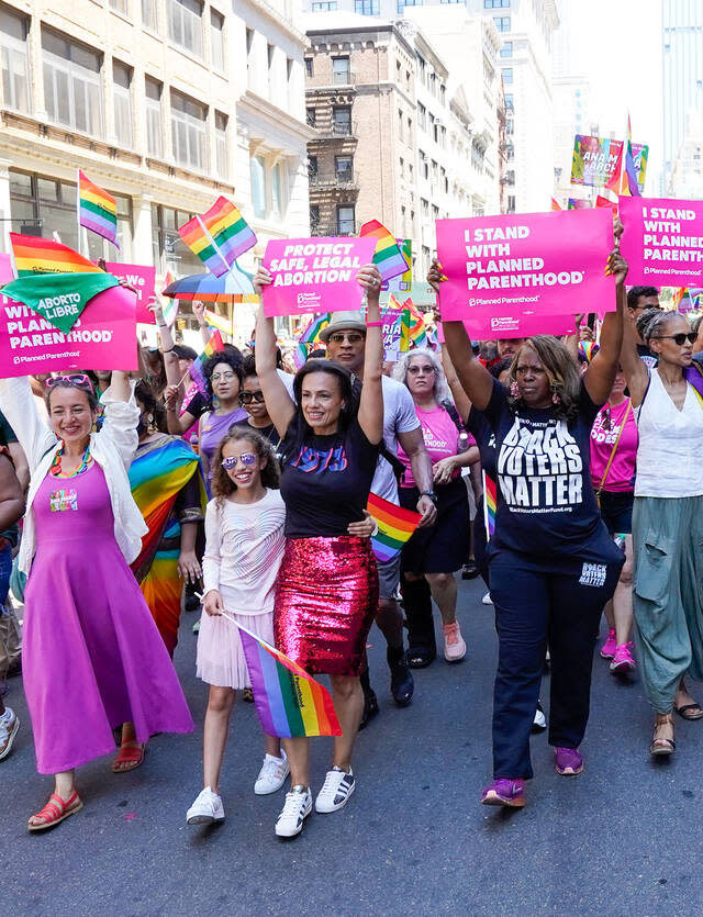 ...welche Frauen bei Abtreibungen zur Seite steht, an der Spitze der Parade marschieren zu lassen.