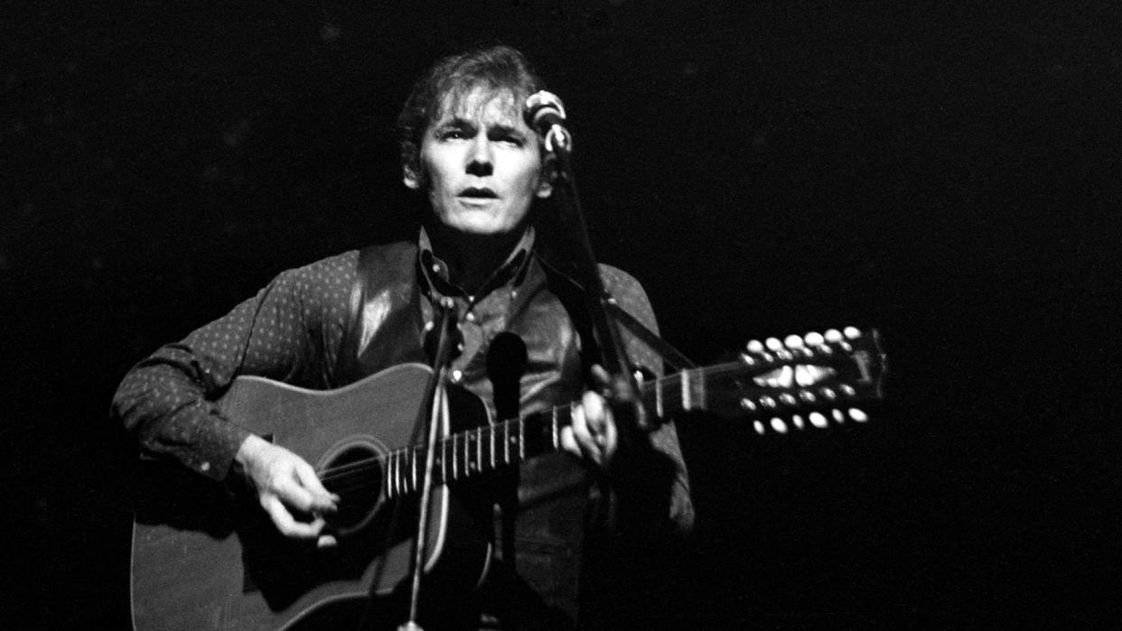  Gordon Lightfoot onstage in New York in 1969 