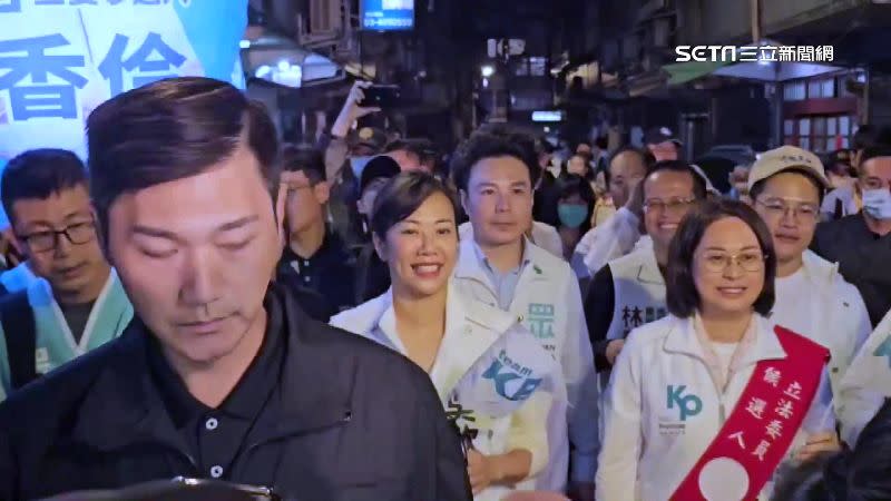 民眾黨副總統候選人吳欣盈29日前往桃園，為同黨籍即將選立委的賴香伶站台。
