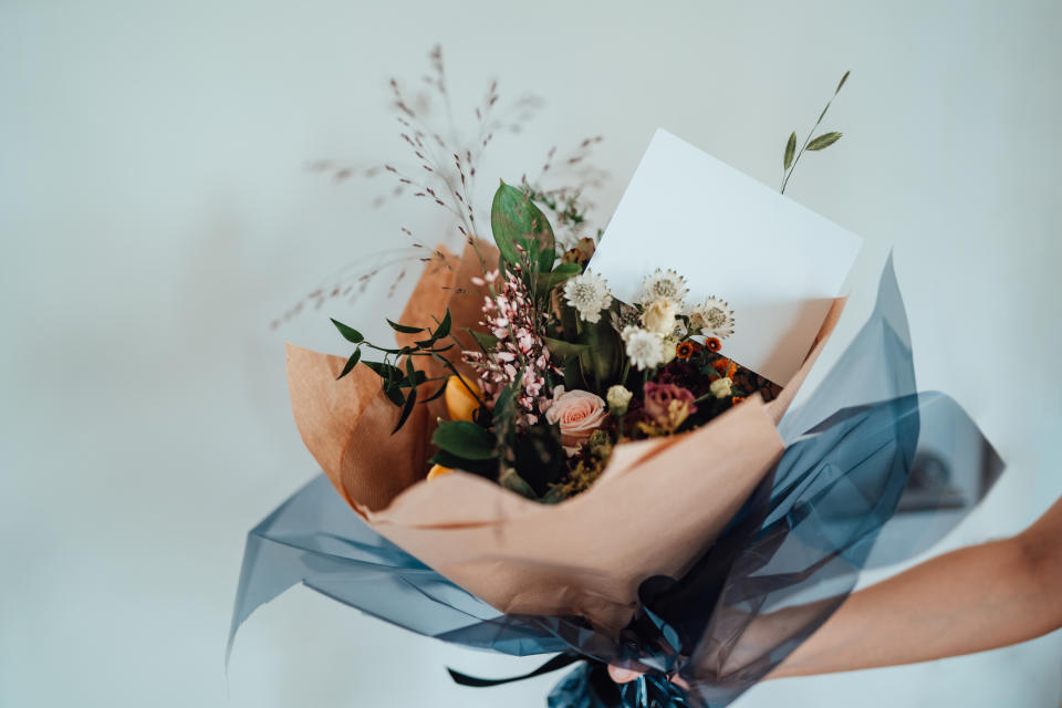 Die Fremde überreichte ihr einen Blumenstrauß und eine handgeschriebene Karte. (Symbolbild: Getty)