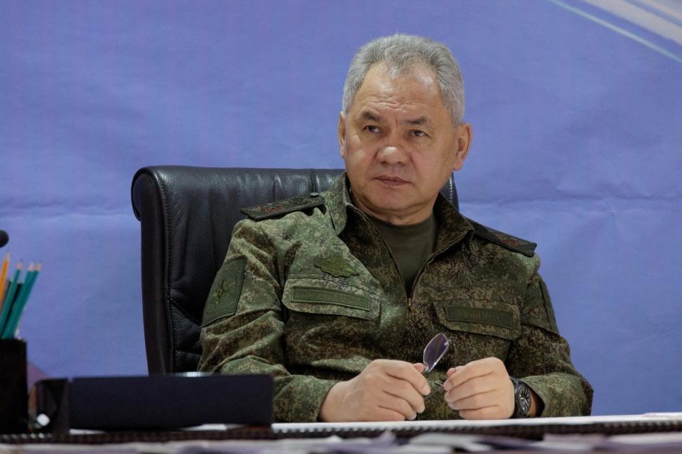俄國國防部6月26日釋出照片，顯示國防部長蕭依古在前線指揮部進行視察。路透社